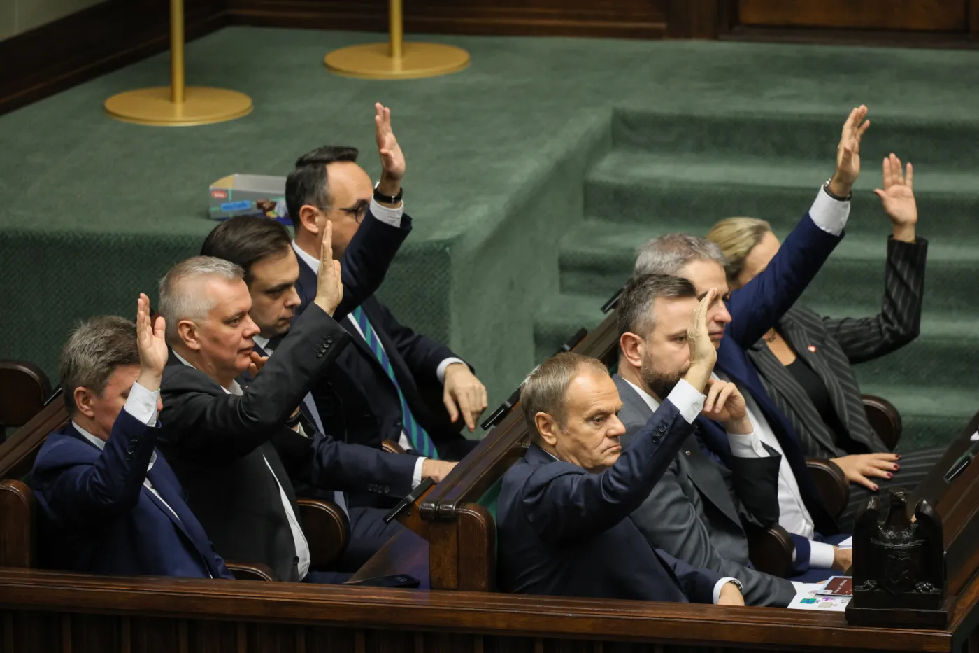 Warszawa, 06.12.2024. W ławach rządowych: premier Donald Tusk, wicepremier, minister obrony narodowej Władysław Kosiniak-Kamysz, wicepremier, minister cyfryzacji Krzysztof Gawkowski, minister edukacji Barbara Nowacka; za nimi, od lewej: szef KPRM Jan Grabiec, minister spraw wewnętrznych i administracji Tomasz Siemoniak, minister finansów Andrzej Domański i minister infrastruktury Dariusz Klimczak głosują na sali obrad Sejmu w Warszawie