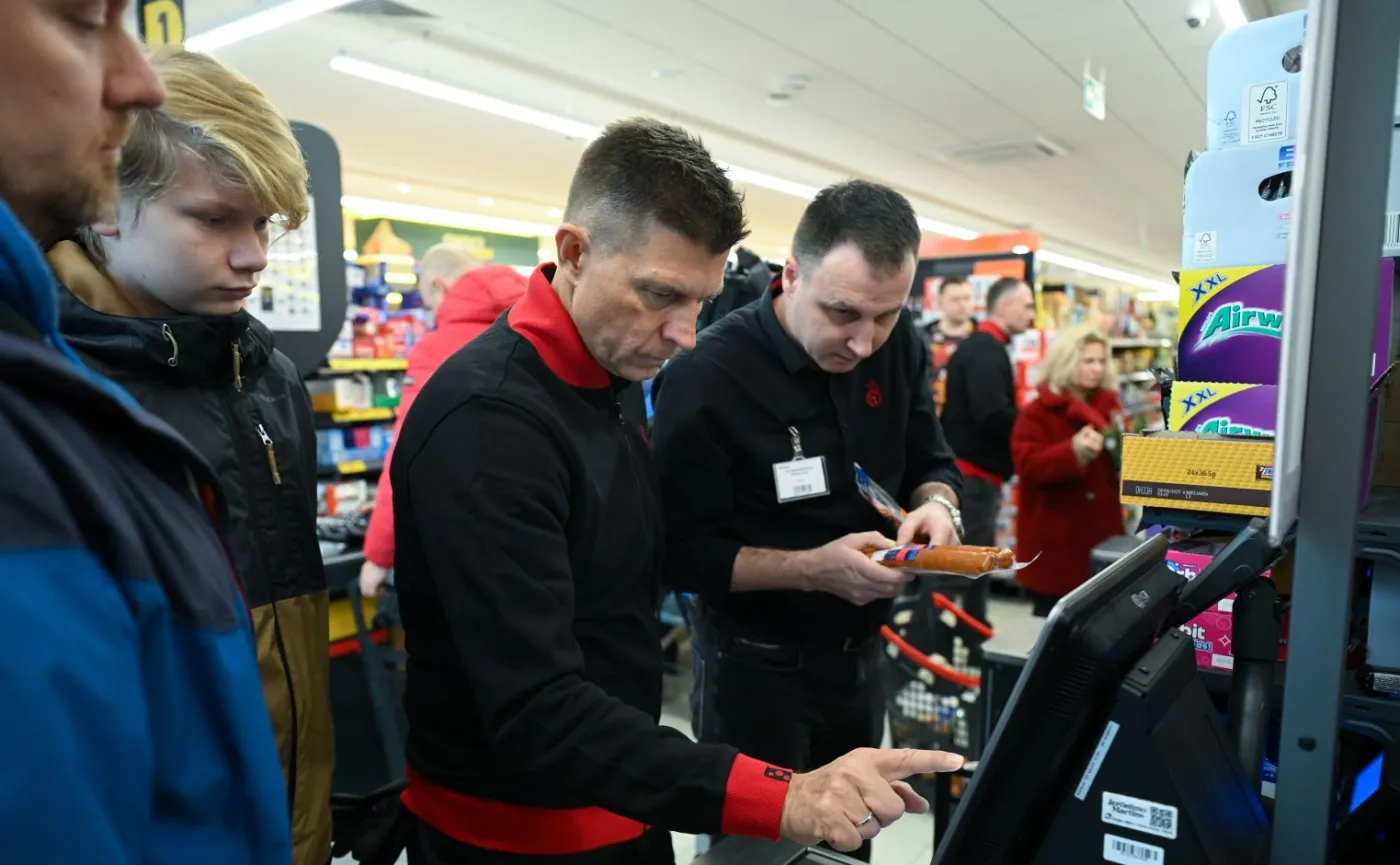 Petru w Wigilię pracował w Biedronce. Jego akcja została zmiażdżona przez internautów, a sieć straciła wizerunkowo [BADANIE]