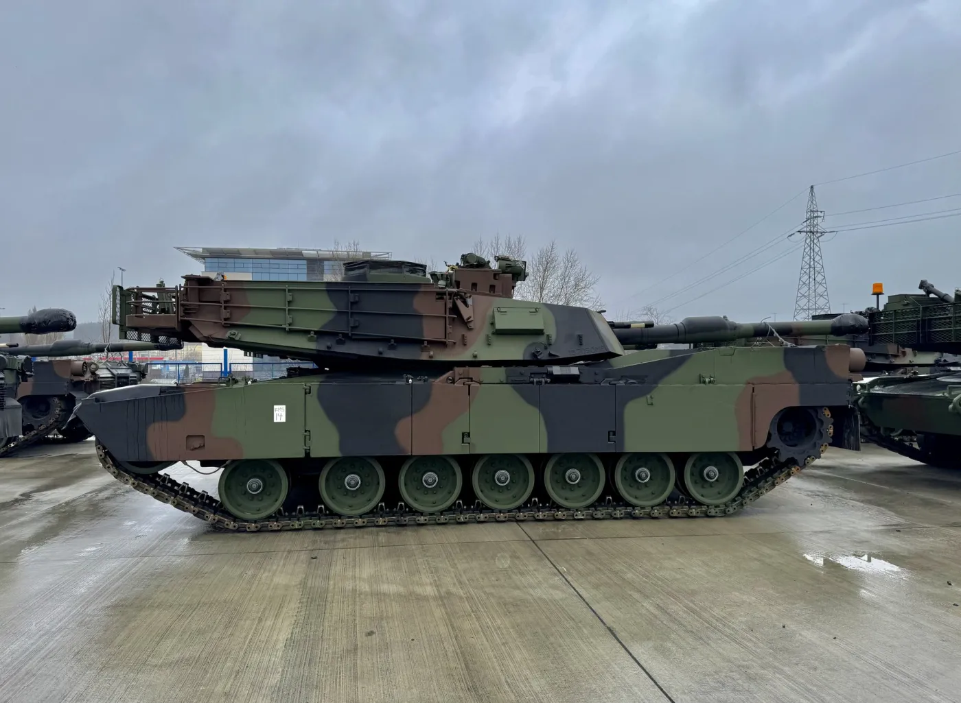 Polskie czołgi M1A2SEPv3 pokryte są powłokami CARC (Chemical Agent Resistant Coating). Zmniejszają one widmo termiczne wozu.