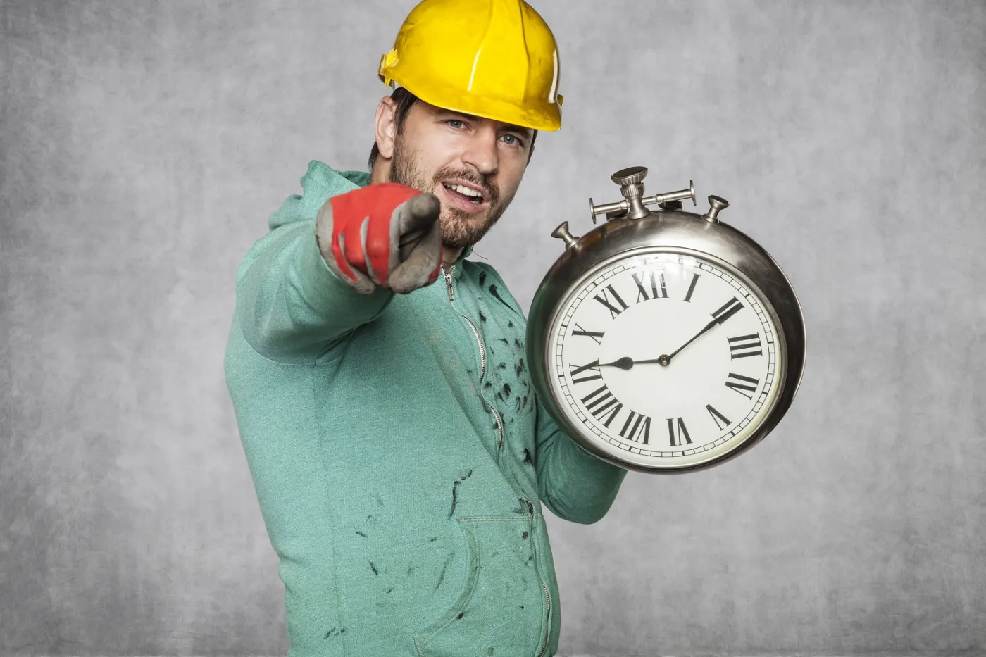 robotnik pracownik fizyczny zegar czas pracy system czasu pracy wymiar czasu pracy norma czasu pracy kask rękawice bhp bezpieczeństwo niebezpieczeństwo