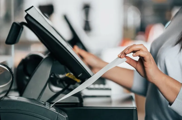 Nadchodzi koniec papierowych paragonów z kas, sprzedawca nie wyda, kasa automatycznie wyśle SMS lub e-mail z e-paragonem
