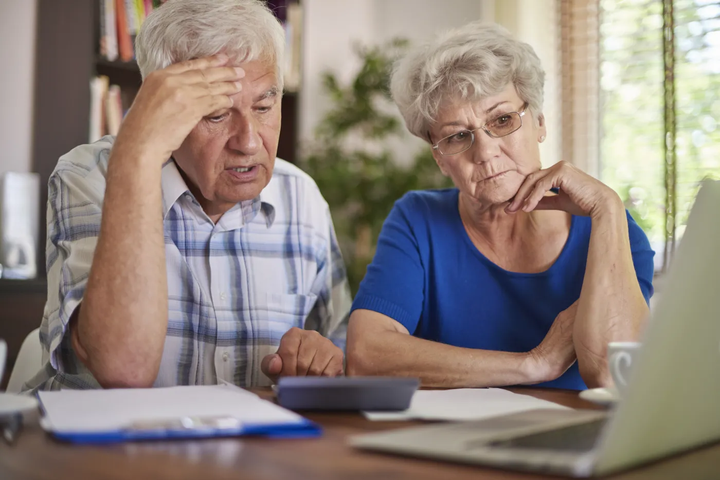 seniorzy problemy finansowe pieniądze emerytura