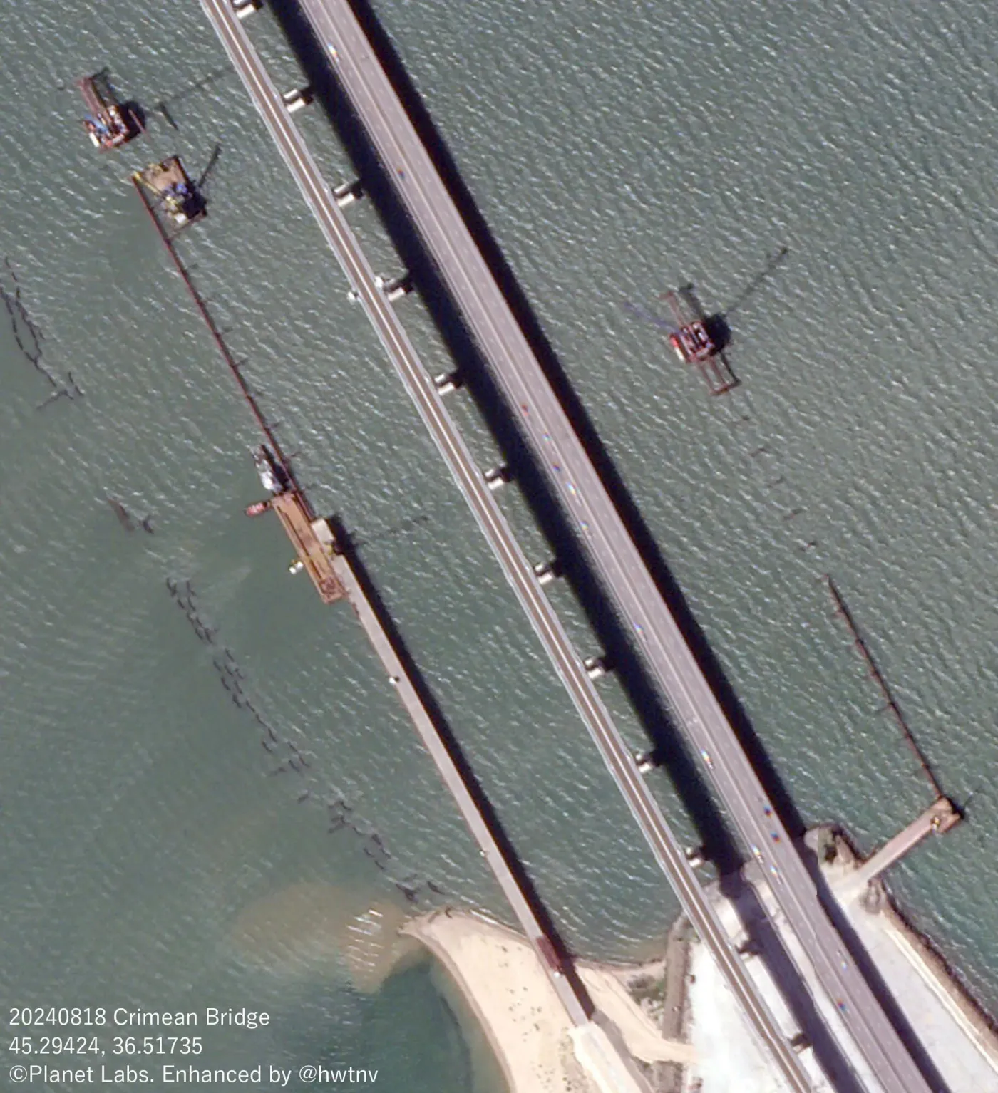 Wzdłuż mostu zaczęto budować tajemniczą konstrukcję