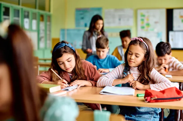 400 zł na ucznia w nowym roku szkolnym 2025/2026. Już w czasie wakacji można starać się o część tych pieniędzy. Jak to zrobić?
