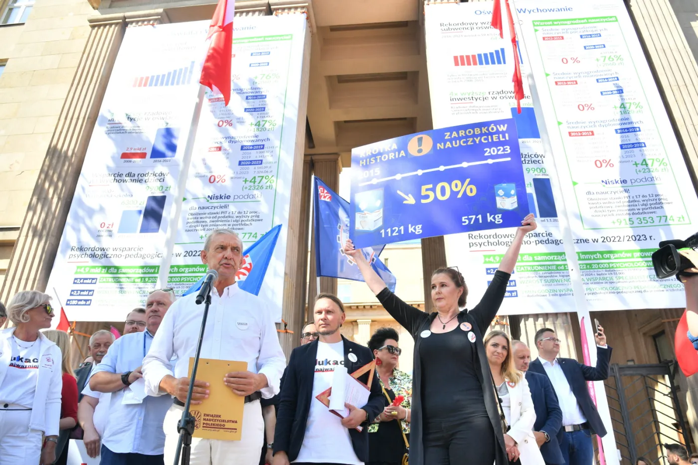 Protest nauczycieli przed MEiN. Broniarz: Będziemy tu, aż rząd uzna, że edukacja jest najważniejsza