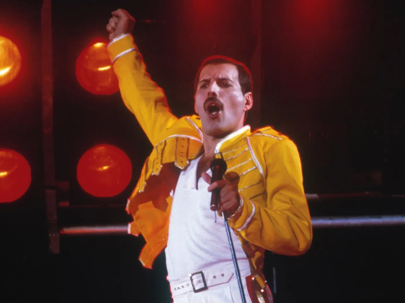 Rekordowa cena na aukcji, 815 tys. euro za bransoletkę; nosił ją Freddie Mercury