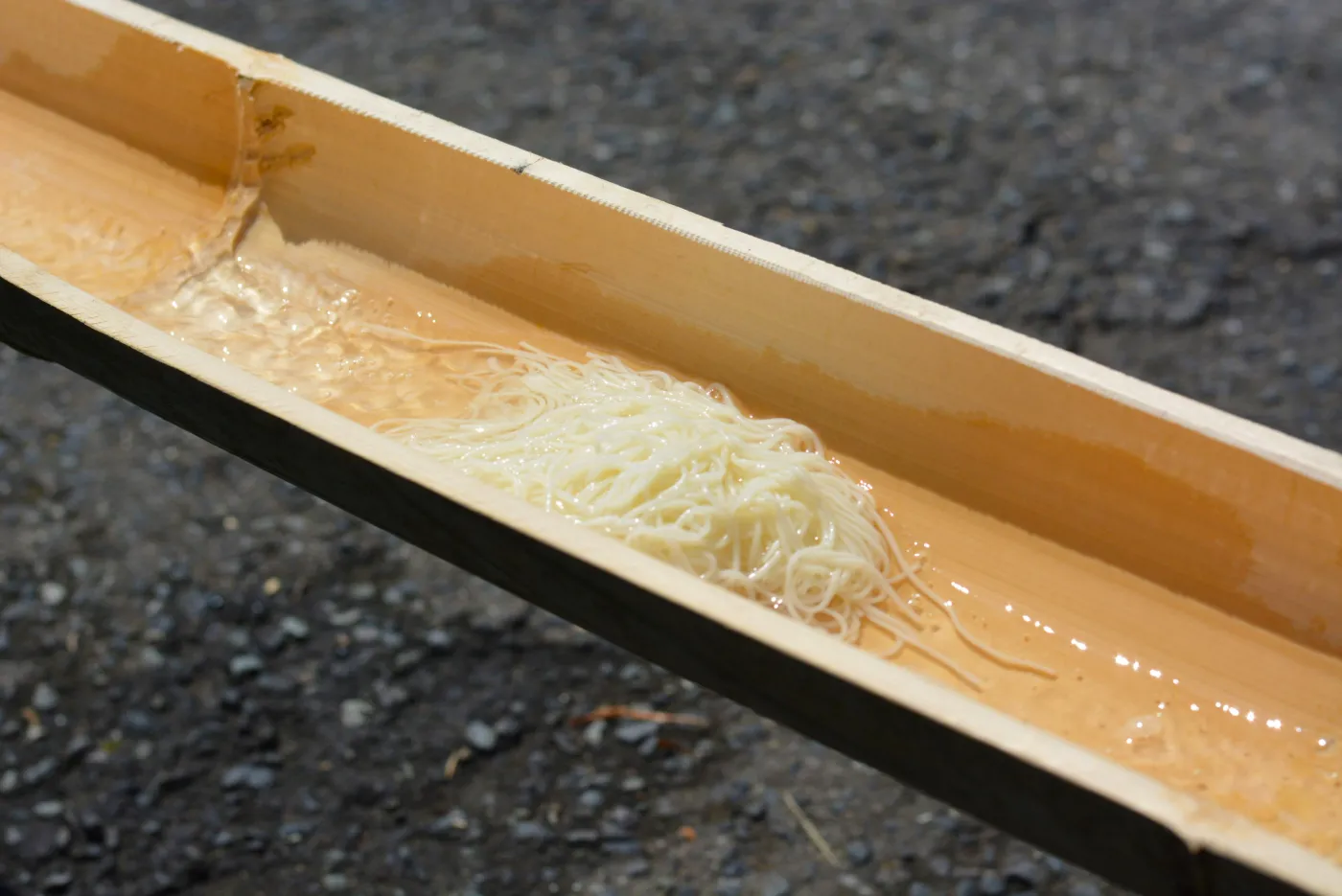 Blisko 900 osób doznało zatrucia po zjedzeniu "płynącego makaronu"