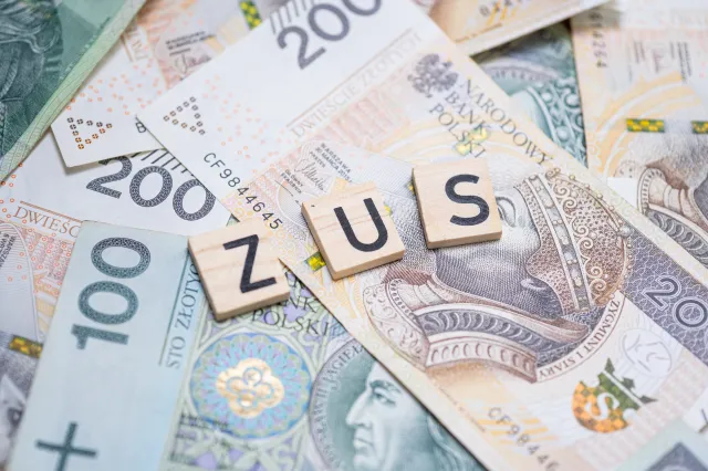 Waloryzacja emerytur w 2026 roku wcześniej niż zwykle? Tyle ZUS przeleje seniorom, znany jest już ostateczny wskaźnik waloryzacji rent i emerytur