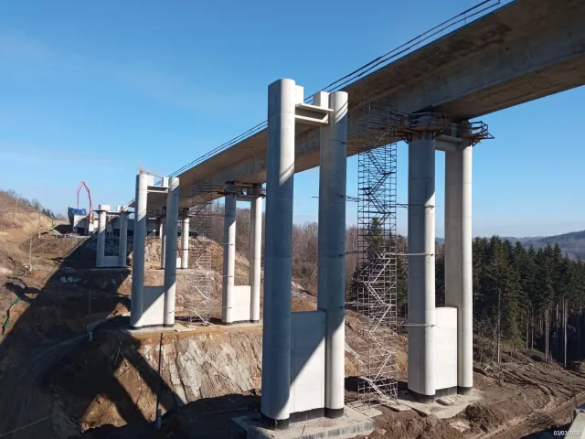 Kierowcy pomkną ekspresem… 26 pięter nad ziemią! Finiszują z inwestycją, jakiej w Polsce jeszcze nie było [ZDJĘCIA]
