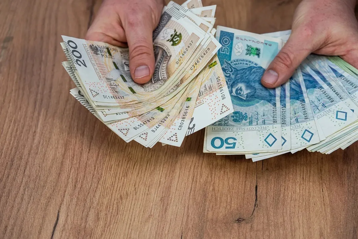 Jak gwałtownie wybrać pieniądze z konta zmarłego bez postępowania spadkowego. To może być prawie 200 tys. złotych. Jest na to prosty sposób