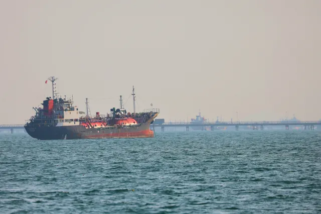 Niespokojnie w cieśninie Ormuz. Trzy statki ostrzelane przez Iran pomimo trwającego zawieszenia broni