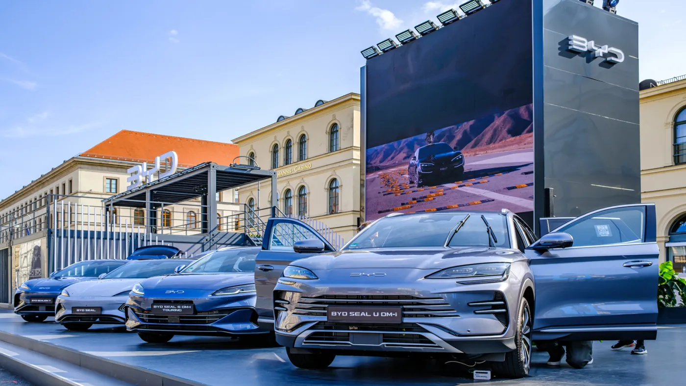 Chińska motoryzacja w ofensywie. BYD podbija rynek UE i przejmuje fabryki od Stellantis