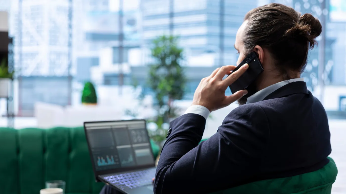 Biznesmen rozmawia przez telefon