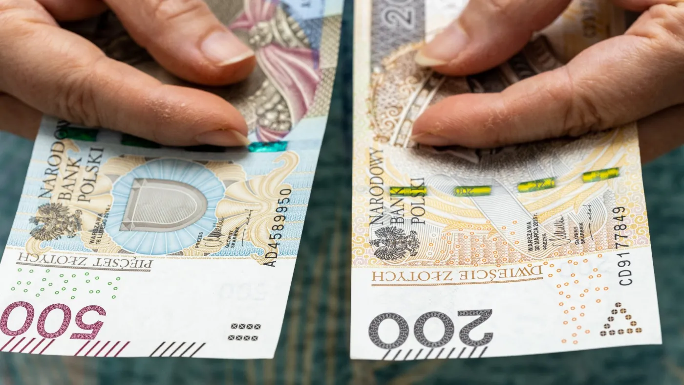 Dodatek pielęgnacyjny, pieniądze