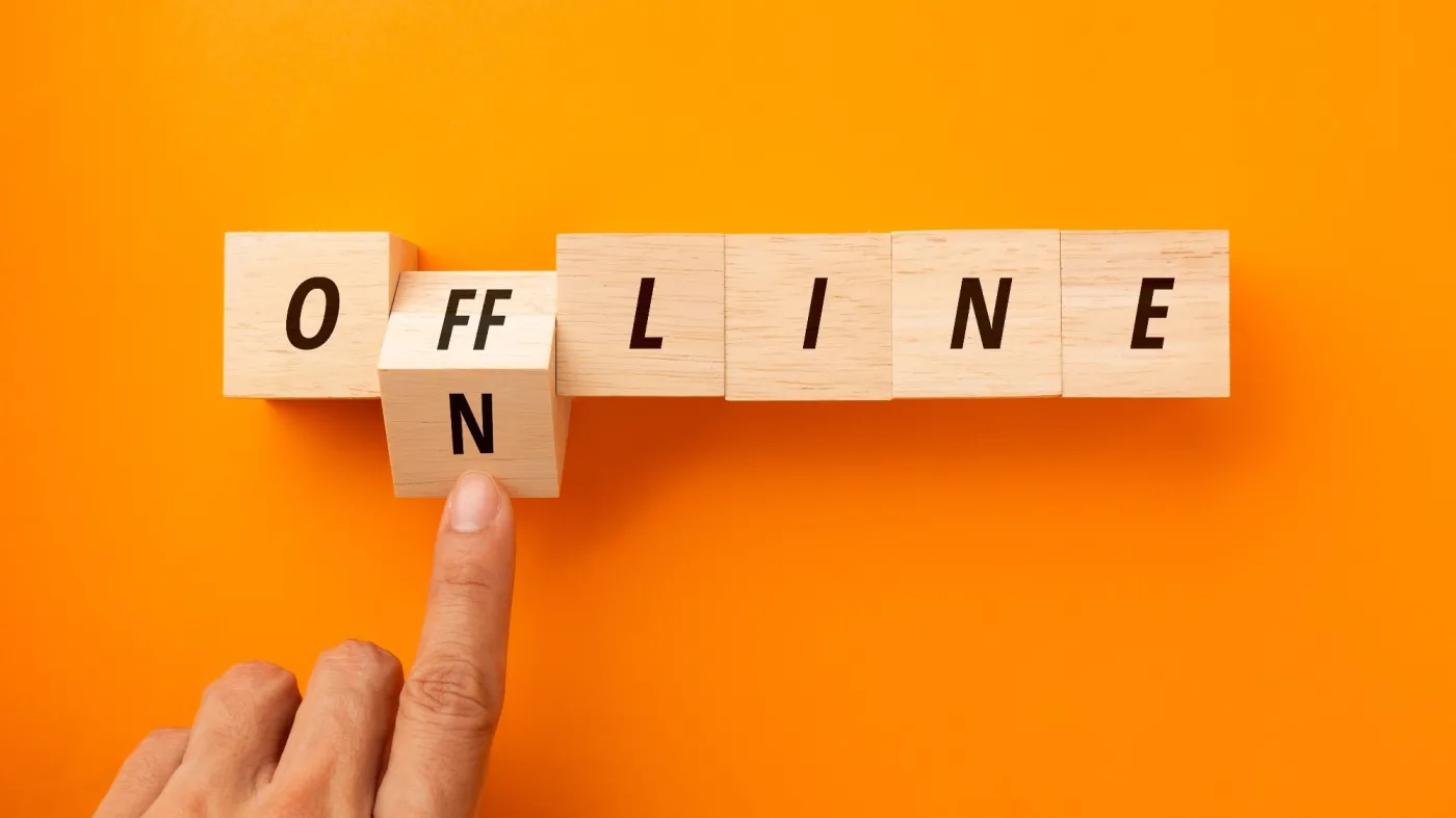 napis z kostek - zmienia się z online na offline