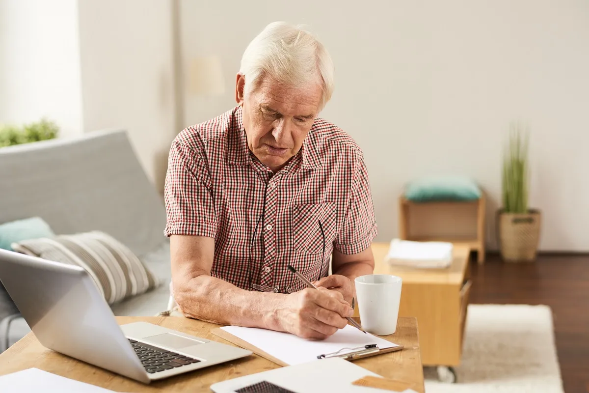 O ile wzrosną emerytury w 2026? Rząd w tajemnicy podjął kontrowersyjną decyzję, której konsekwencje już wkrótce odczują miliony seniorów