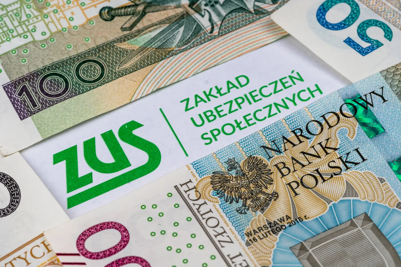 Dodatek energetyczny 2025 - ZUS dopłaci do prądu ponad 300 zł miesięcznie. Dla kogo dodatek energetyczny?