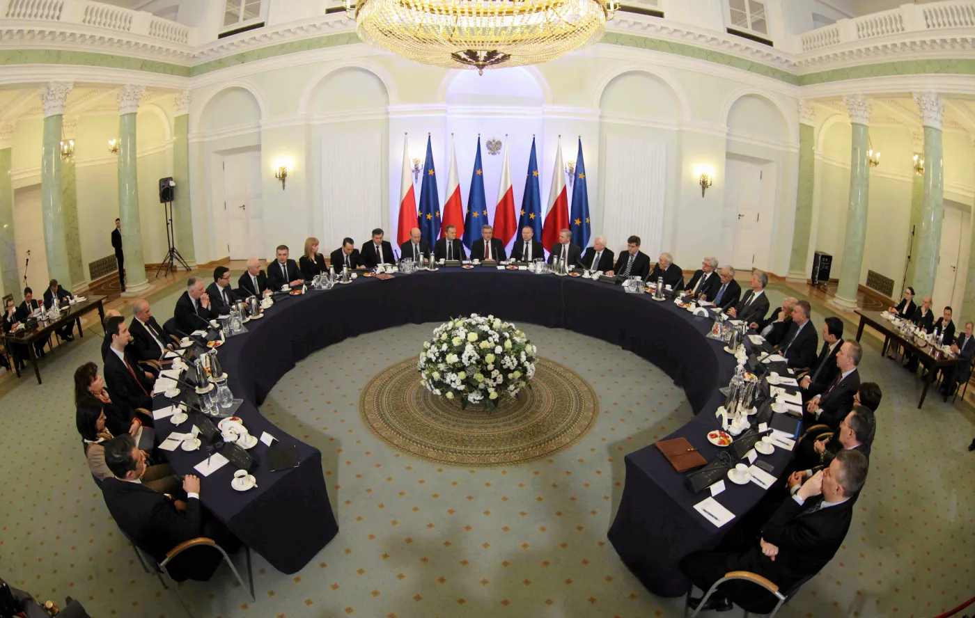 26.02.2013 Warszawa , Palac Prezyderncki . Posiedzenie Rady Gabinetowej z udzialem prezydenta , premiera , ministrow i doradcow . Tematem posiedzenia jest wejscie Polski do strefy euro i wprowadzenie wspolnej waluty .ostanie posiedzenie rady mialo miejsce w 2011 przed polska prezydencja w UE . Fot . Slawomir Kaminski / Agencja Gazeta 