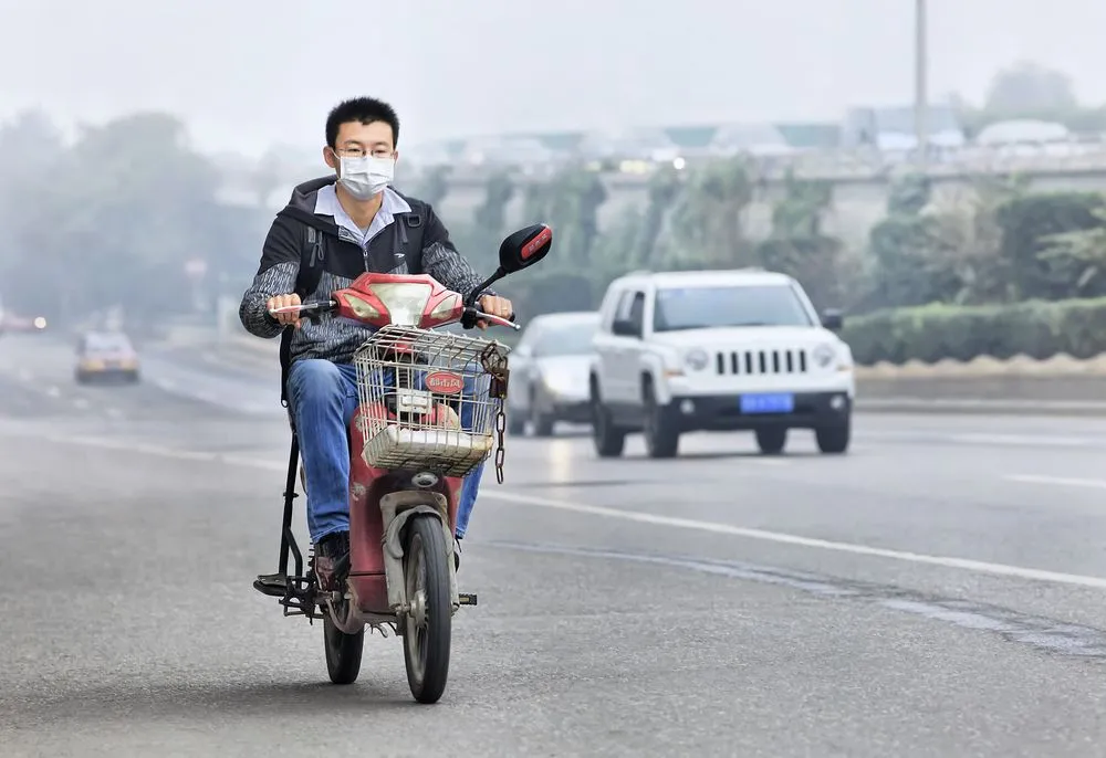 Pekin walczy ze smogiem - władze ograniczają rejestracje samochodów