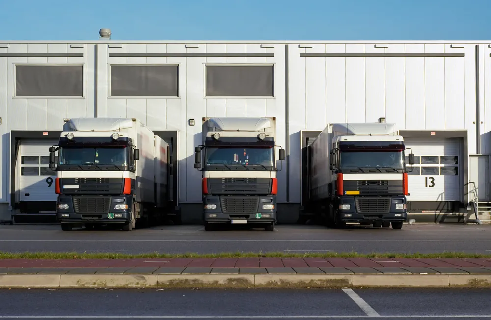 Market pod oknami sypialni