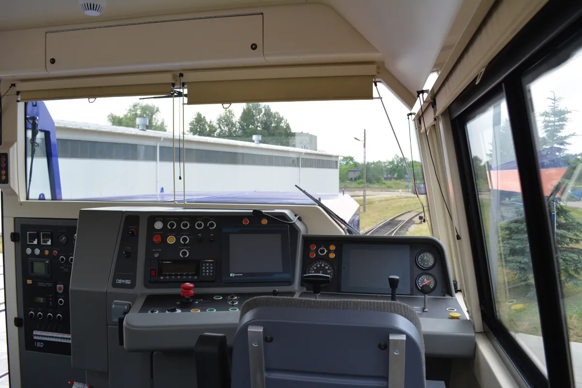 2178383-wnetrze-pojazdu.jpg