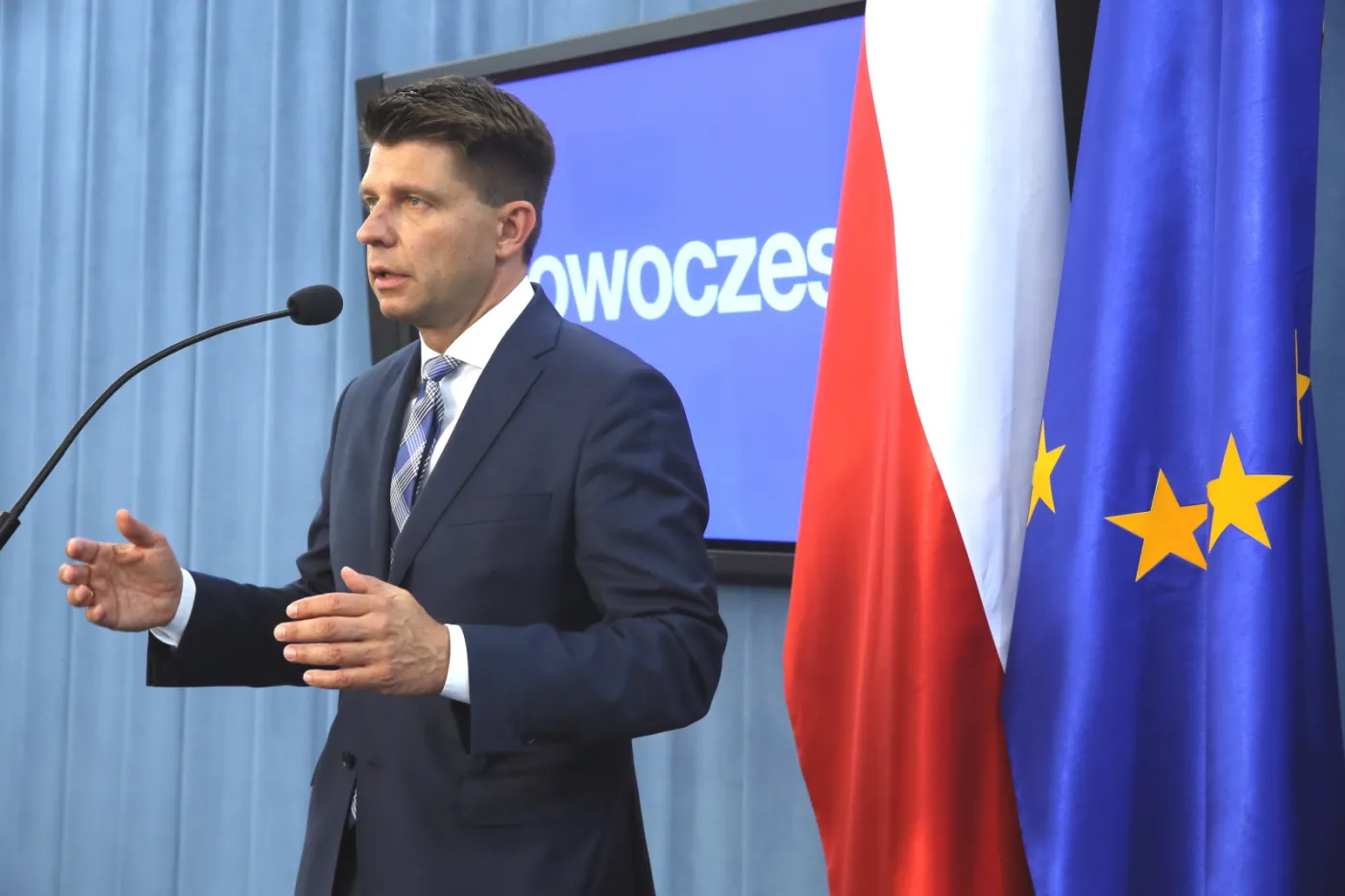 Petru: W Polsce należy rozpocząć debatę dotyczącą przystąpienia do strefy euro