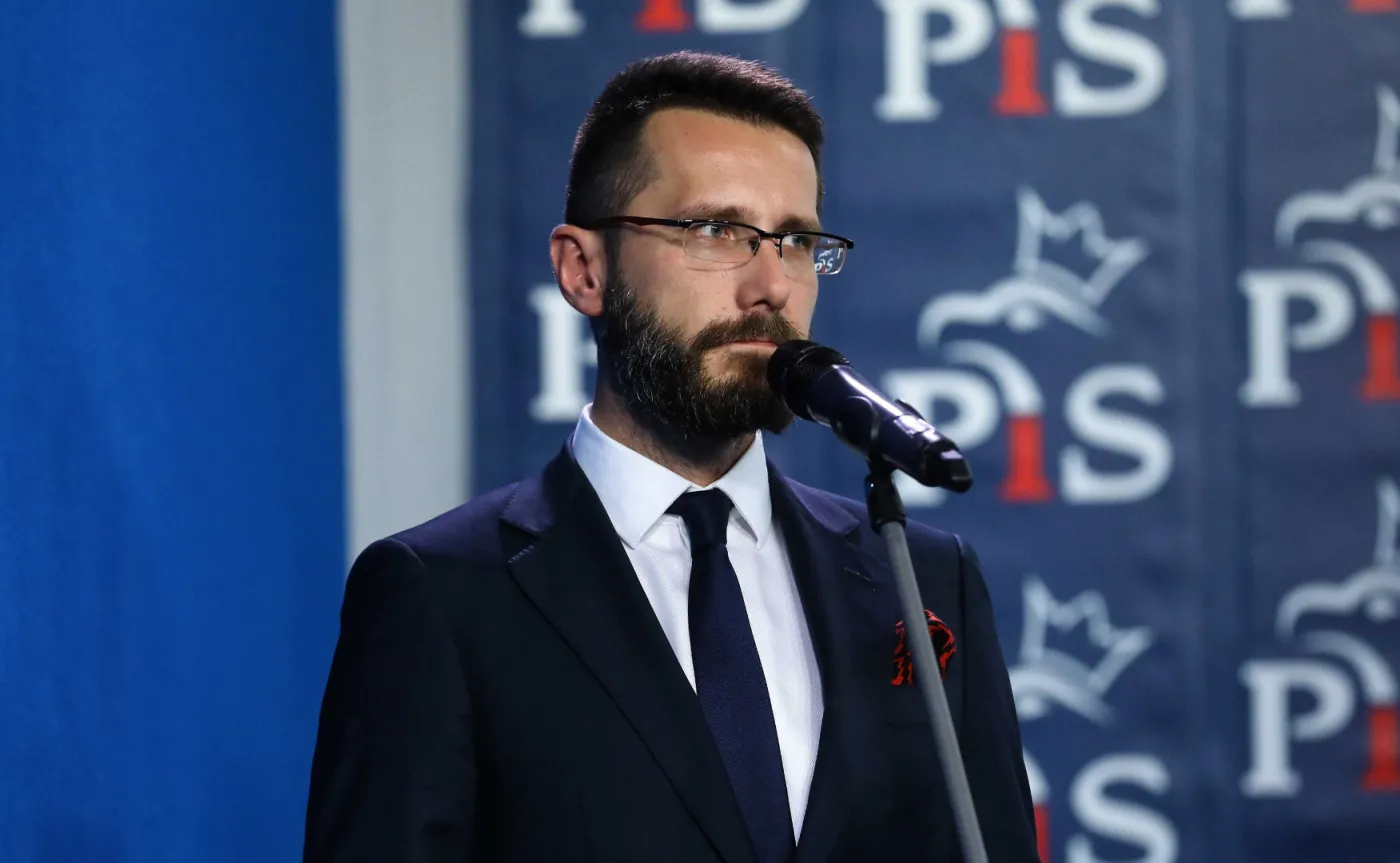 Plany PiS na pierwsze 100 dni po wyborach. Fogiel: "Nie chcemy w klubie senatorów z zarzutami prokuratorskimi"