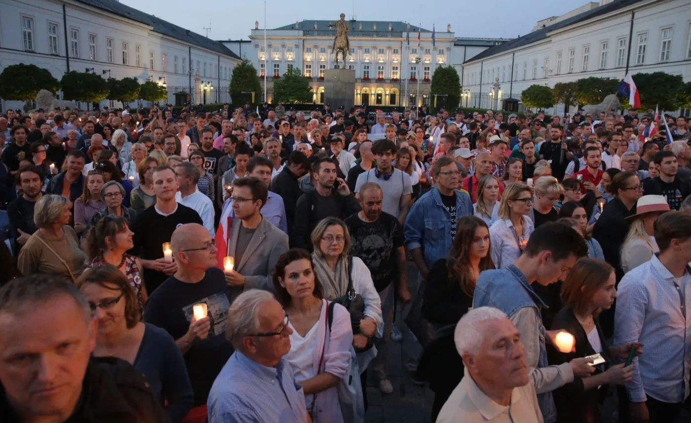 Tłumy przed Pałacem Prezydenckim. Trwa protest przeciw reformom sądownictwa