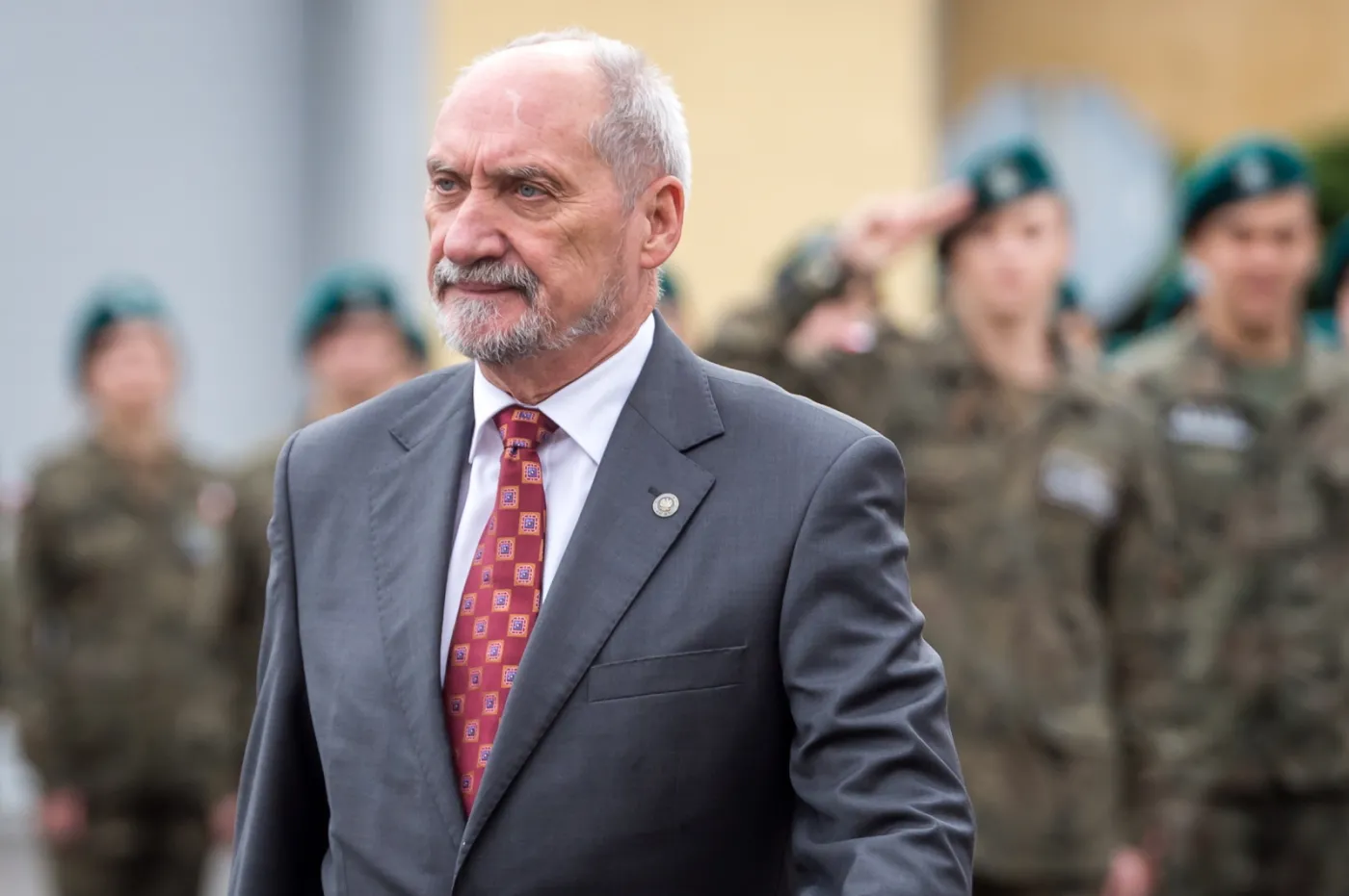 Macierewicz: "fabryki trolli infekują całe społeczeństwa". Zagrożone jest również MON