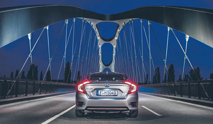 Bąk: Soniczna szczoteczka do zębów jest do... [FELIETON]