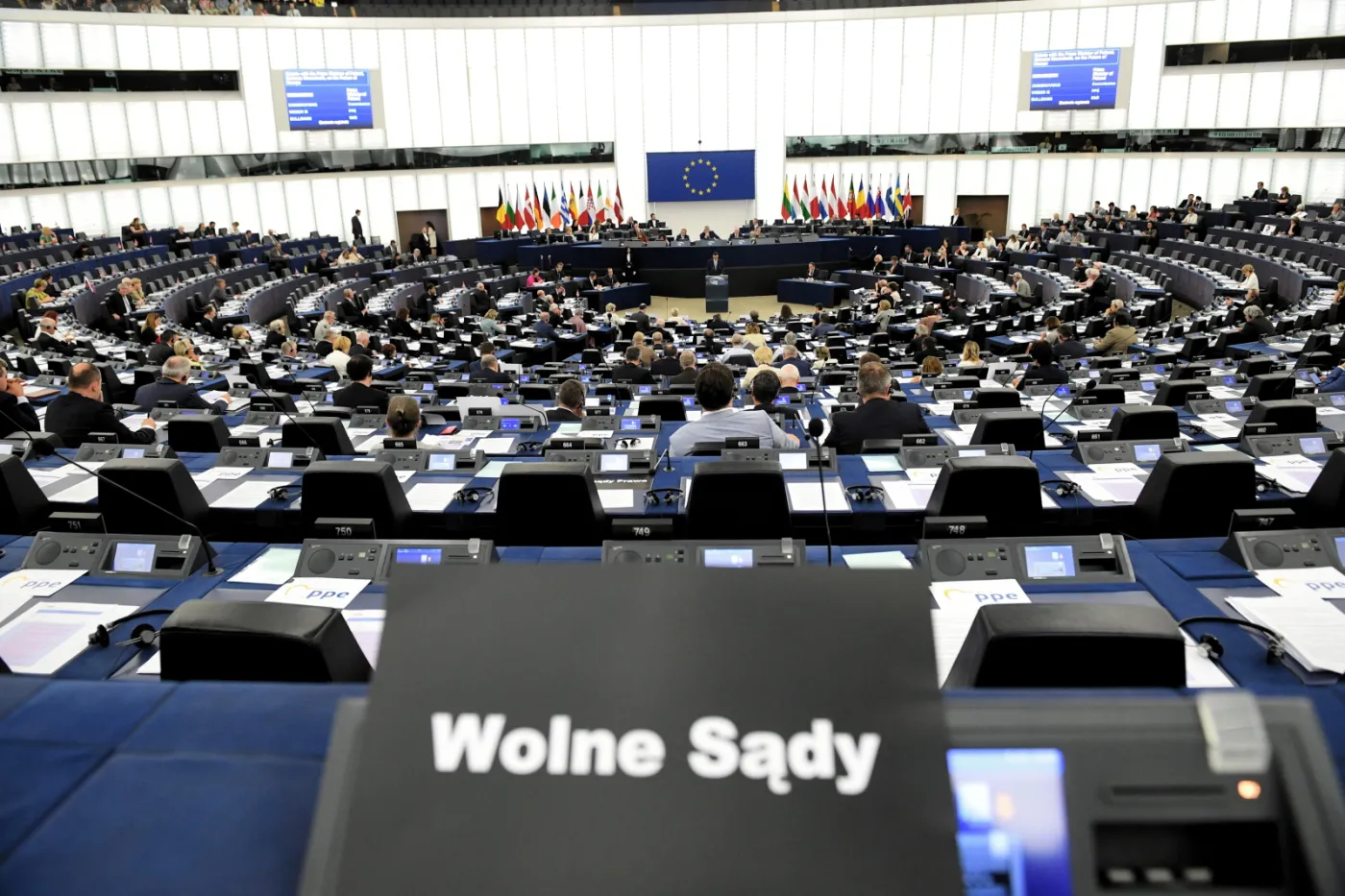 Europosłowie krytykują polski rząd za reformy sądownictwa