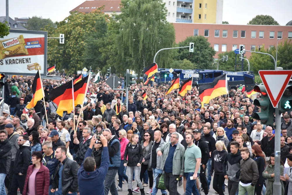 "Jest nas więcej". 3,5 tys. osób na proteście skrajnej prawicy w Chemnitz