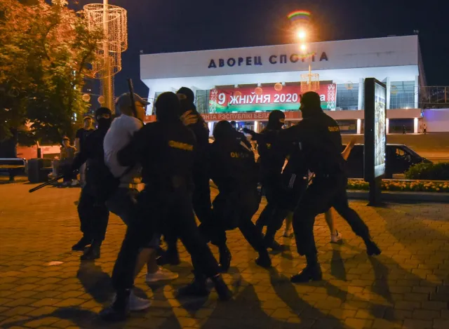 Starcia demonstrantów z białoruską milicją. MSW potwierdziło zastosowanie "specjalnych środków"