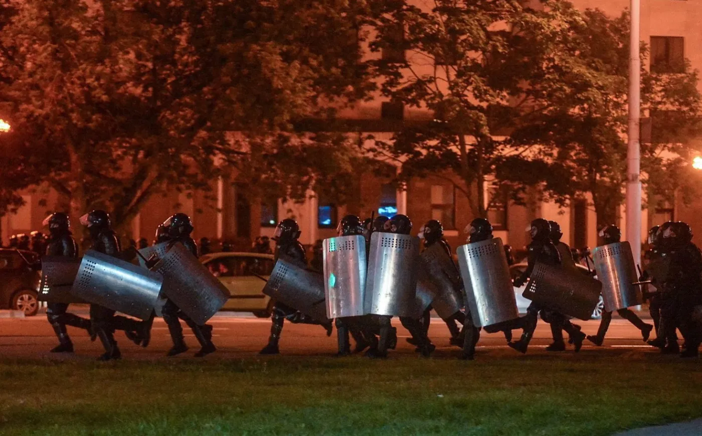 Trzecia noc protestów na Białorusi, zamieszki na osiedlach. "Jest coraz więcej agresji”