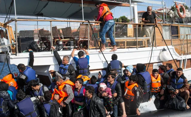 Powstaje kolejny prowizoryczny obóz na Lesbos. Tysiące migrantów przenoszą się z gruzów Morii