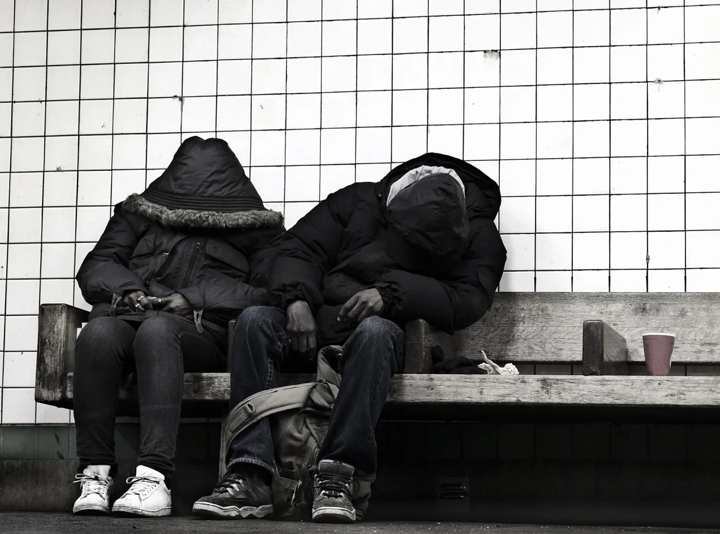 Bezdomni z gotówką szybciej znaleźli mieszkanie i kupowali mniej alkoholu [BADANIE]