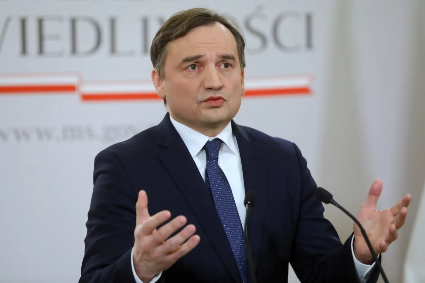 Ziobro: UE udaje, że chce pomagać uchodźcom, a umywa ręce od realnej pomocy