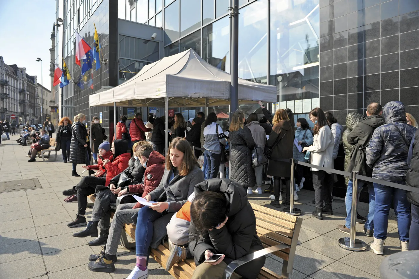 Kolejka uchodzców z Ukrainy do Urzedu Miejskiego