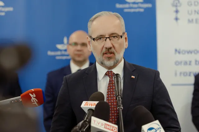 Niedzielski: Epidemia jeszcze z nami jest, ale stopniowo zmierza w kierunku endemii