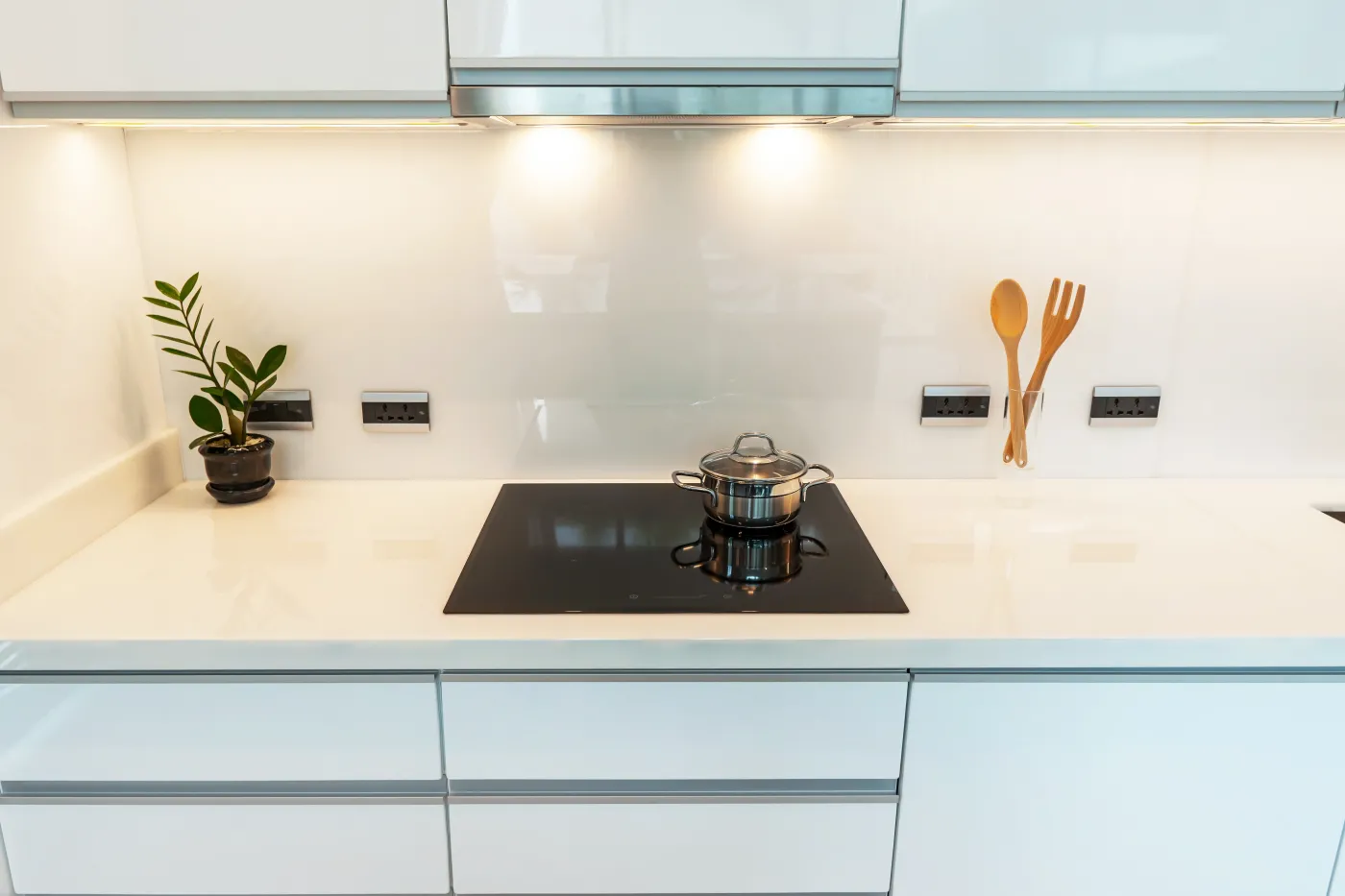 Kryzys energetyczny. Które sprzęty domowe zużywają najwięcej prądu? [KALKULATOR]