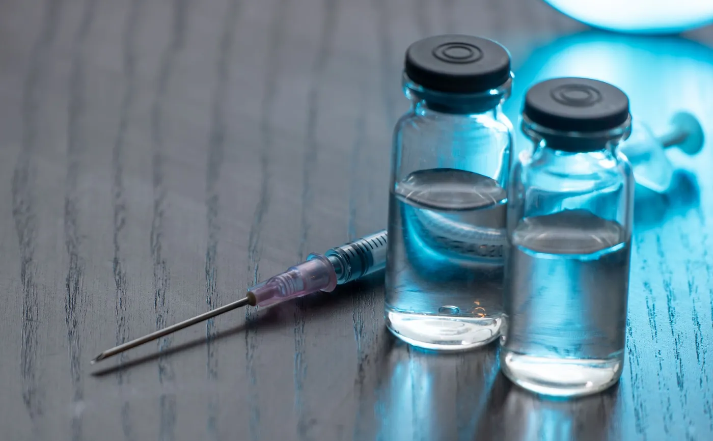 Immunolog: Należy opracować jedną, wielowariantową szczepionkę przeciw COVID-19