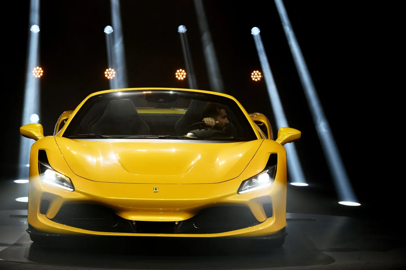 Kryzys? Nie dla krezusów. Luksusowe auta idą jak świeże bułeczki