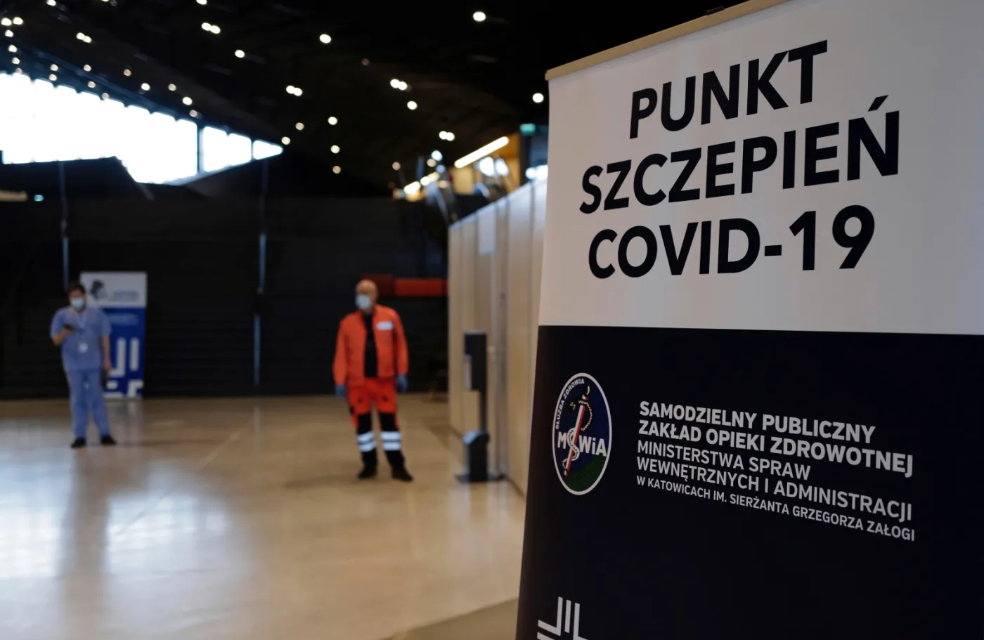 CeZ: Rejestracja osób na szczepienie przeciw COVID-19 z grupy zero była niestandardowa