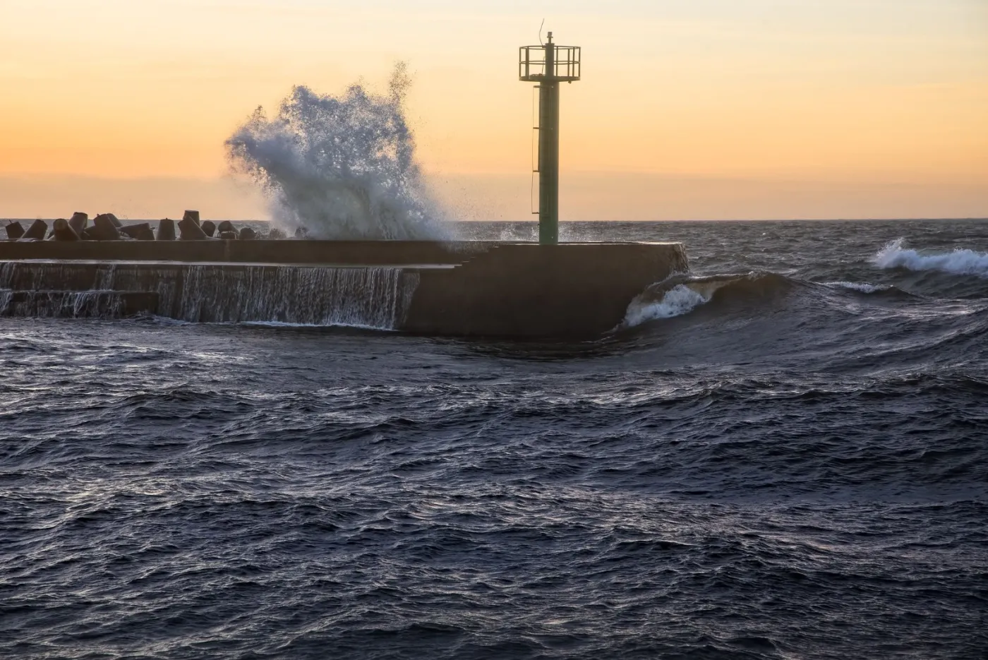 Mierzeja Wiślana: Do budowanego portu wpłynął statek z ładunkiem kamienia hydrotechnicznego