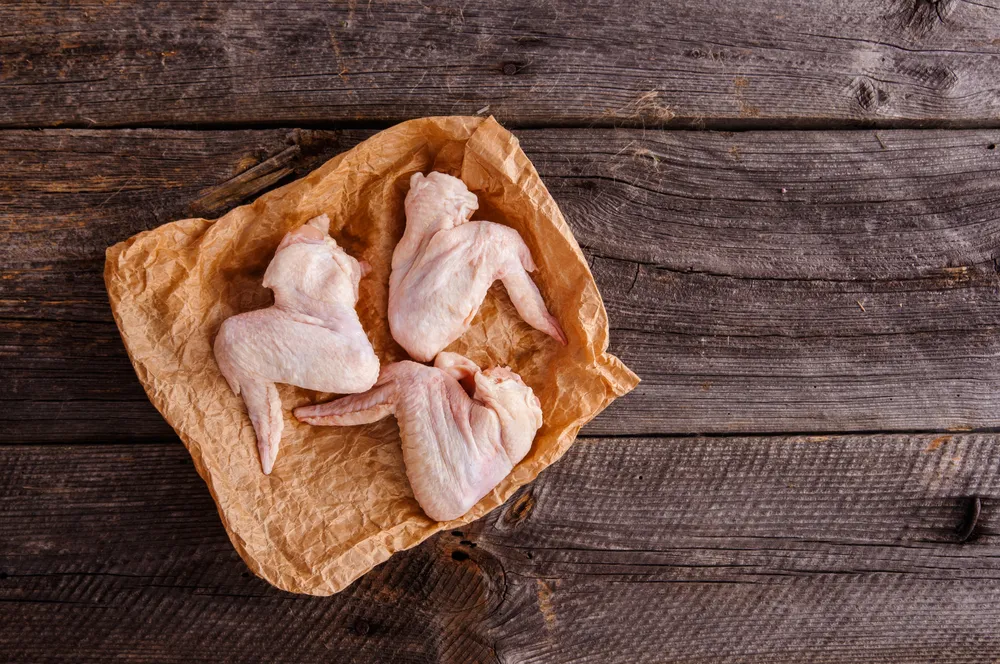 Polscy naukowcy wyhodowali mięso kurczaka na liściach szpinaku