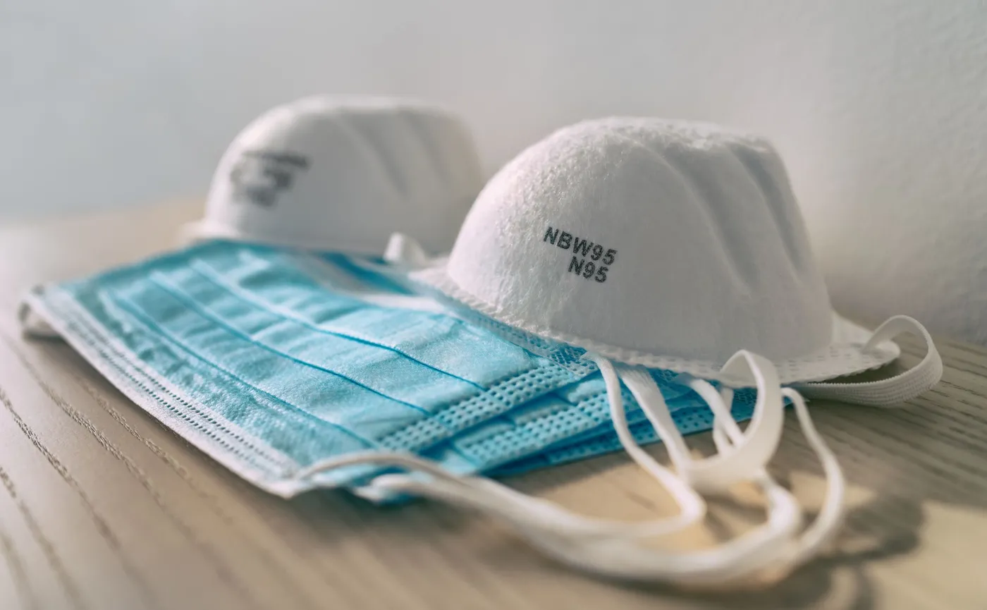 Obowiązkowe maseczki wywołują chaos w firmach. Nie wiadomo, jak stosować nowe przepisy