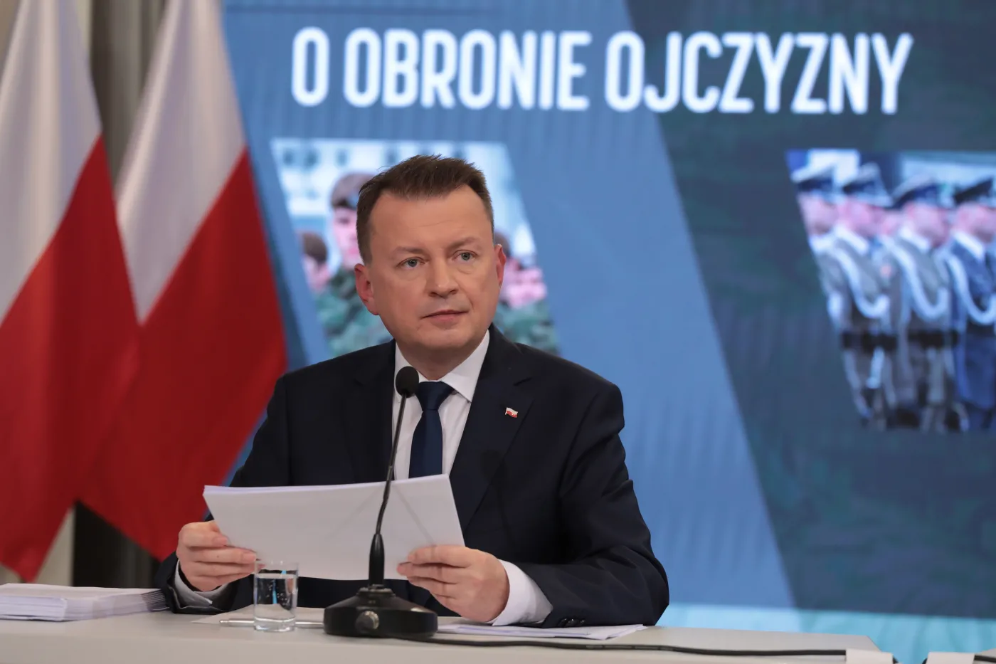Szef MON: Białorusini budują kładki kierujące na tereny bagienne, by przepchnąć migrantów