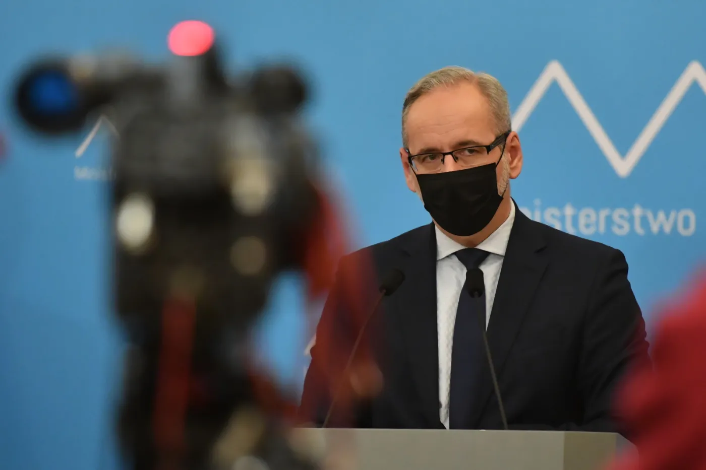 Rząd wprowadza nowe obostrzenia. Będą zmiany dla podróżujących