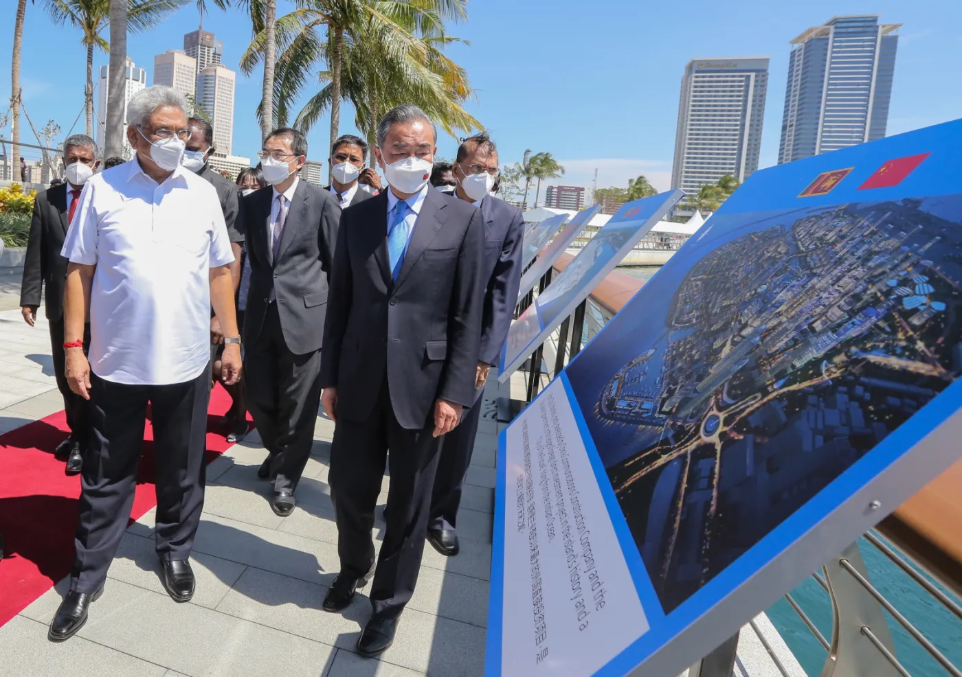 Prezydent Sri Lanki Gotabaya Rajapaksa (L) i chiński minister spraw zagranicznych Wang Yi (P) 