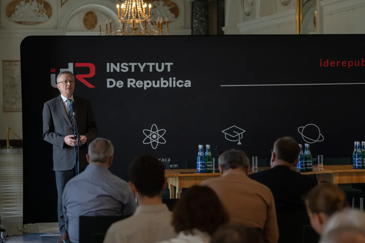 Zredukowano zatrudnienie w KPRM. Instytut Pokolenia i Instytut De Republica do likwidacji